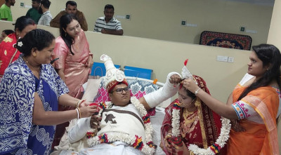 মানিকগঞ্জের আফরোজা বেগম জেনারেল হাসপাতালে বিয়ে, দুঃসময়ে পাশে থাকতে চান কনে